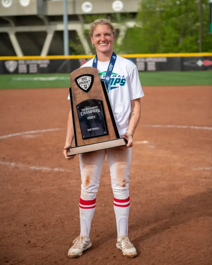 Maddi Banks with championship trophy